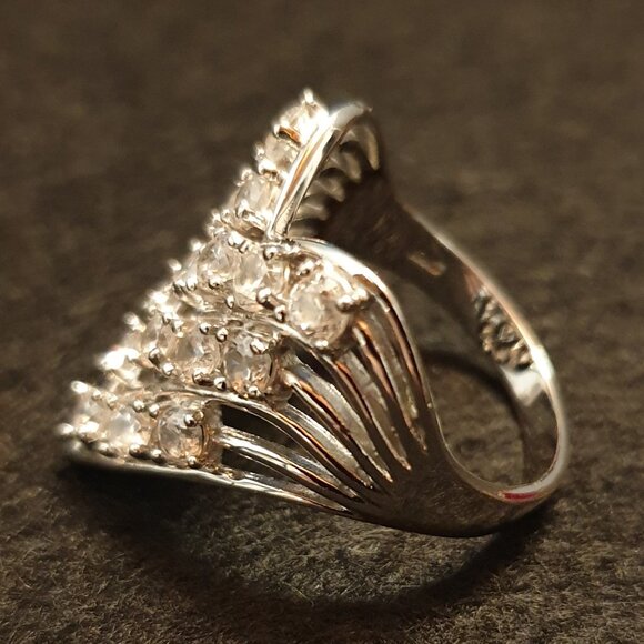 Elegant Vintage Cubic Zirconia Sterling Silver Heart-Shaped Cluster Ring - Picture 8 of 12